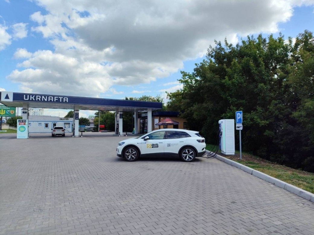 UKRNAFTA and TOKA have opened an electric vehicle charging station in Khmelnytskyi