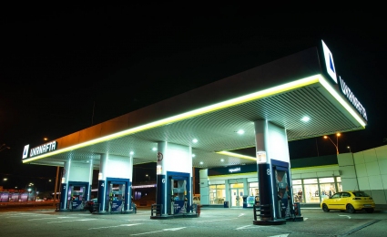 UKRNAFTA Filling Stations Operate During Blackouts: Warm, Charge, Refuel