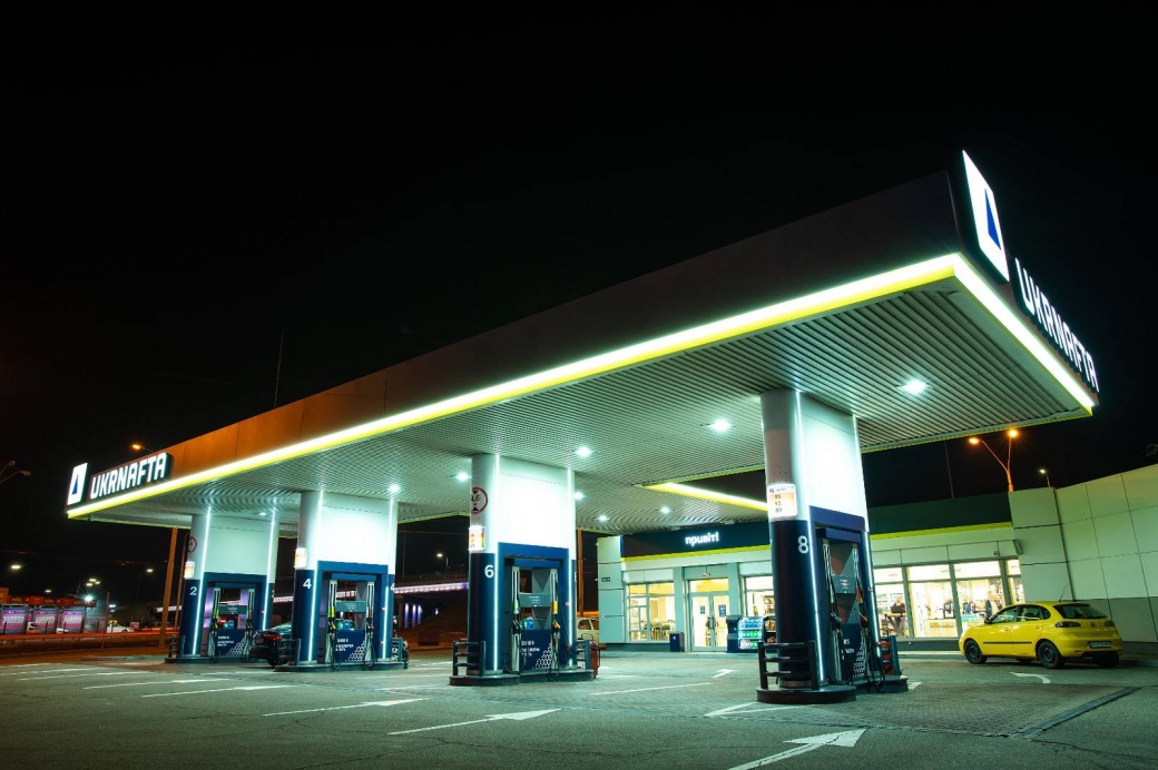 UKRNAFTA Filling Stations Operate During Blackouts: Warm, Charge, Refuel