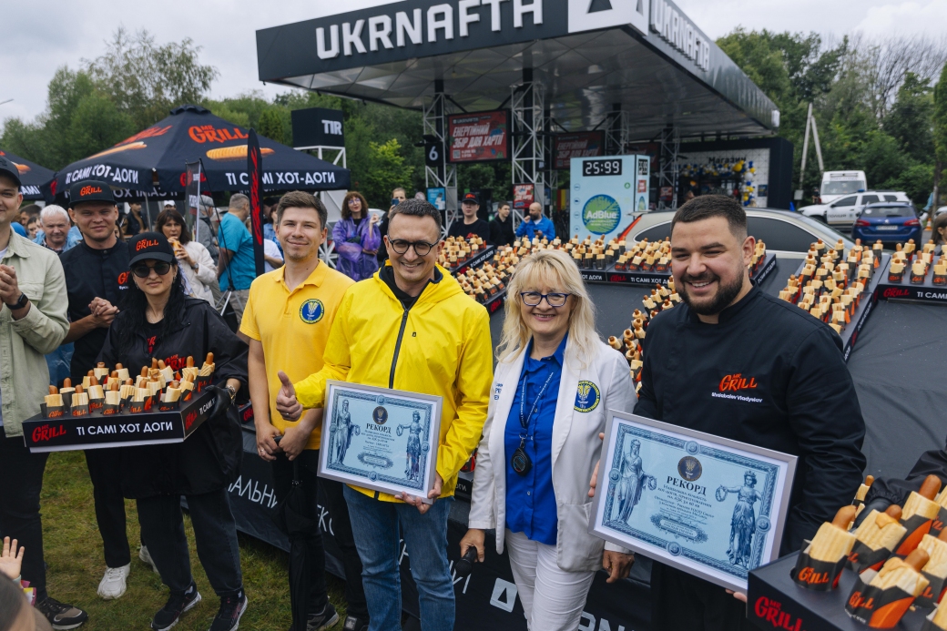 47 minutes — 1000 hot dogs at the gas stations: The UKRNAFTA and Mr.Grill sets new national record of Ukraine