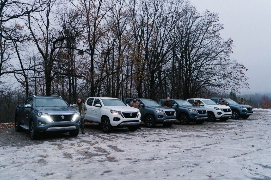 PJSC “Ukrnafta” Donated Six Pickup Trucks for the Military in the Kupyansk Sector