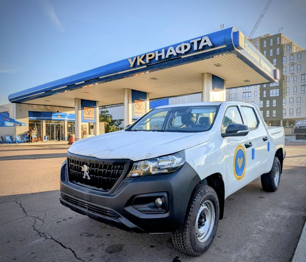 UKRNAFTA filling stations provide fuel to frontline regions